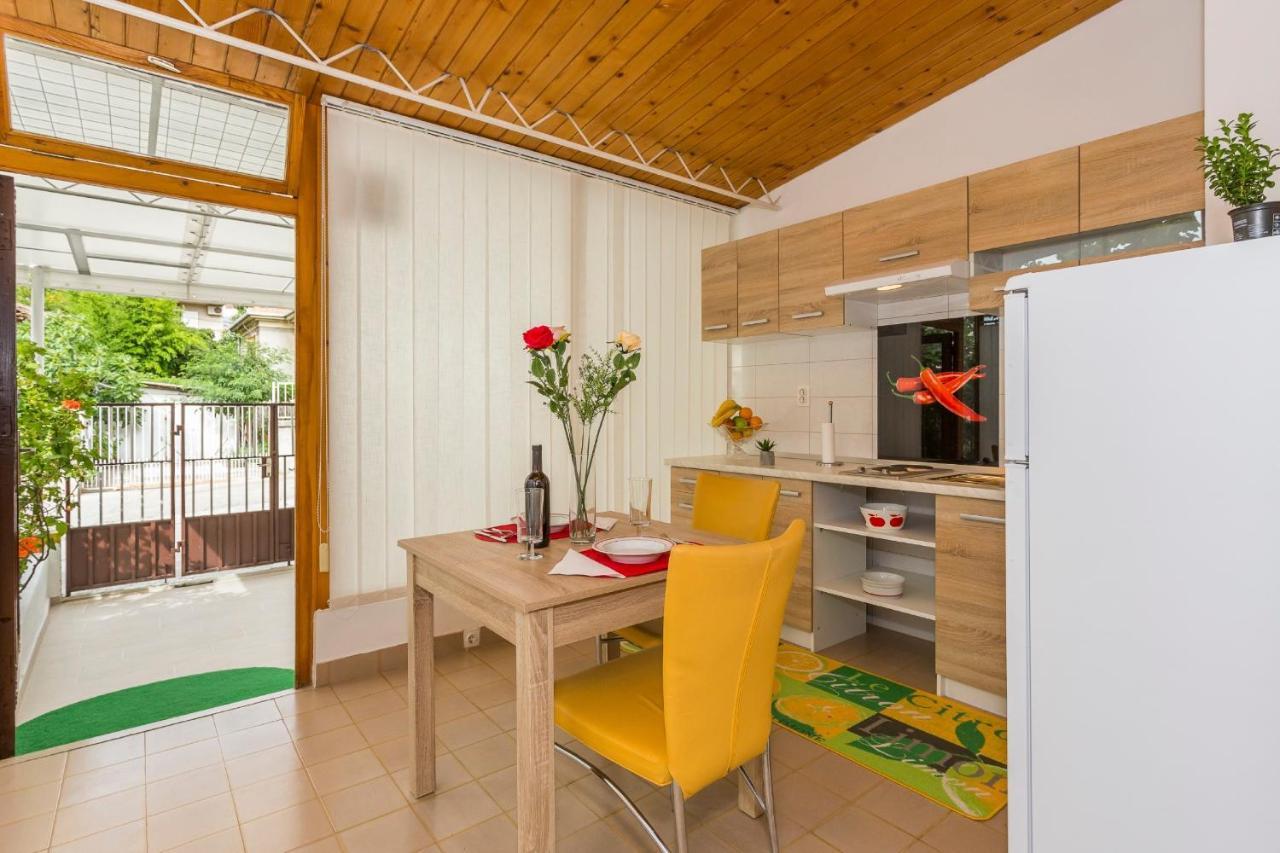 Comfortable Modern Studio With Shaded Patio Сплит Экстерьер фото